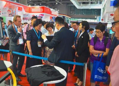 王巖鑌高度評價漢弘集團在數字印刷技術創新中的貢獻